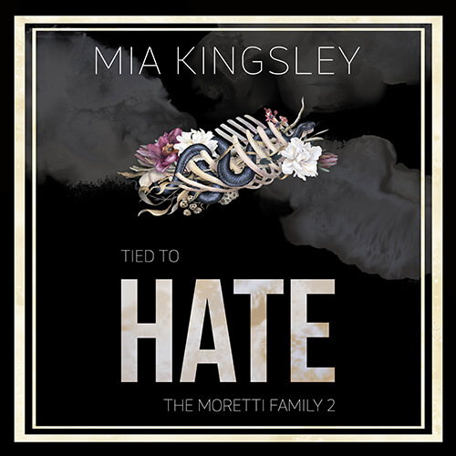 Eine tätowierte Männerbrust ist auf dem Cover der Mafia Romanze Tied To Hate von Mia Kingsley zu sehen
